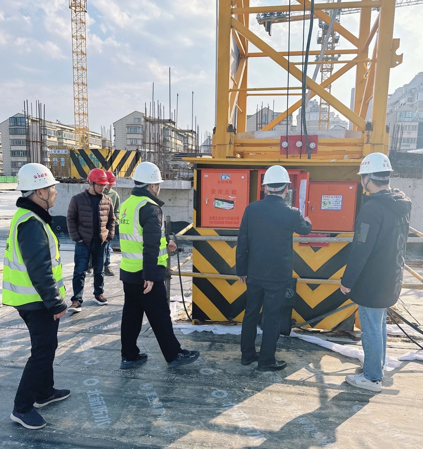 2月18日，一分公司領導帶隊對王衛(wèi)片區(qū)城市更新總承包項目施工現(xiàn)場臨時用電、大型設備、安全防護等情況進行了深入檢查，并對下一步計劃及要求作出詳細安排，要求項目全員、全面、全力進入工作狀態(tài)，以開工即決戰(zhàn)的心態(tài)，抓實抓細安全、質(zhì)量管理，強控風險，明確目標任務，確保項目按計劃節(jié)點順利推進。.png