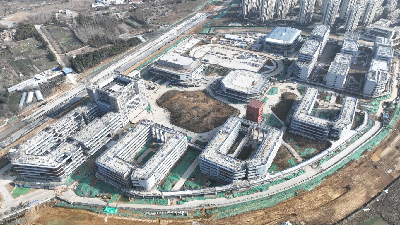 為確保合肥一中淝河校區(qū)項目2024年竣工交付節(jié)點如期完成，迅速掀起春節(jié)后復工即大干勞動熱潮，形成一股緊張快干、提速爭先的濃厚氛圍，2月16日，合肥一中淝河校區(qū)項目召開節(jié)后復工動員大會。會上，各部門負責人報告了2023年度收尾工作情況及今年的工作任務，以月、周為時間軸線，明確各目標節(jié)點，并以圖表的形式對各勞務班組負責人進行全面交底，落實工作目標責任制，做到責任到人，切實做到工作目標化，目標階段化，階段具體化，具體責任化。 (2)_副本.jpg