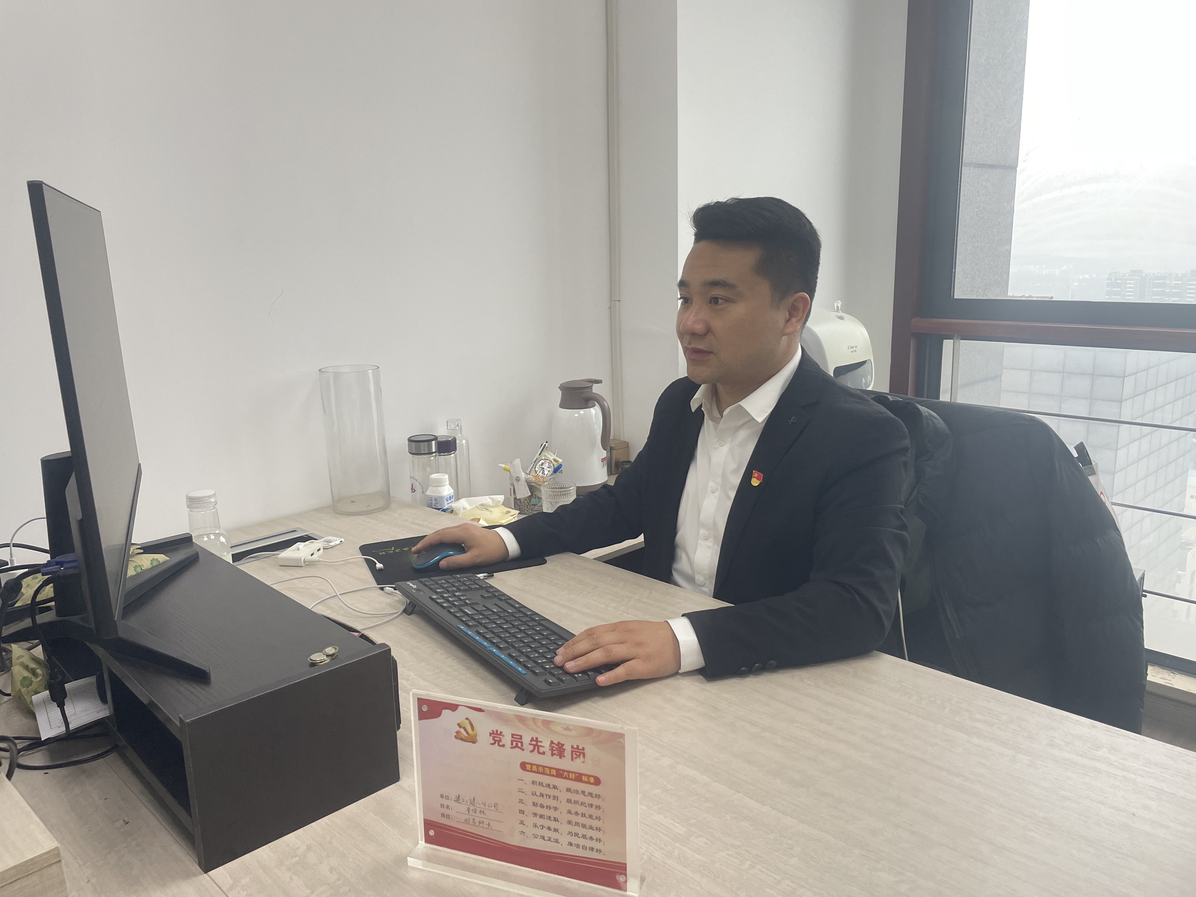 分公司財(cái)務(wù)科長(zhǎng)-李俊林.jpg 分公司財(cái)務(wù)科長(zhǎng)-李俊林.jpg